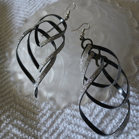 Swirl Geometric Earrings - Picture 6 of 10